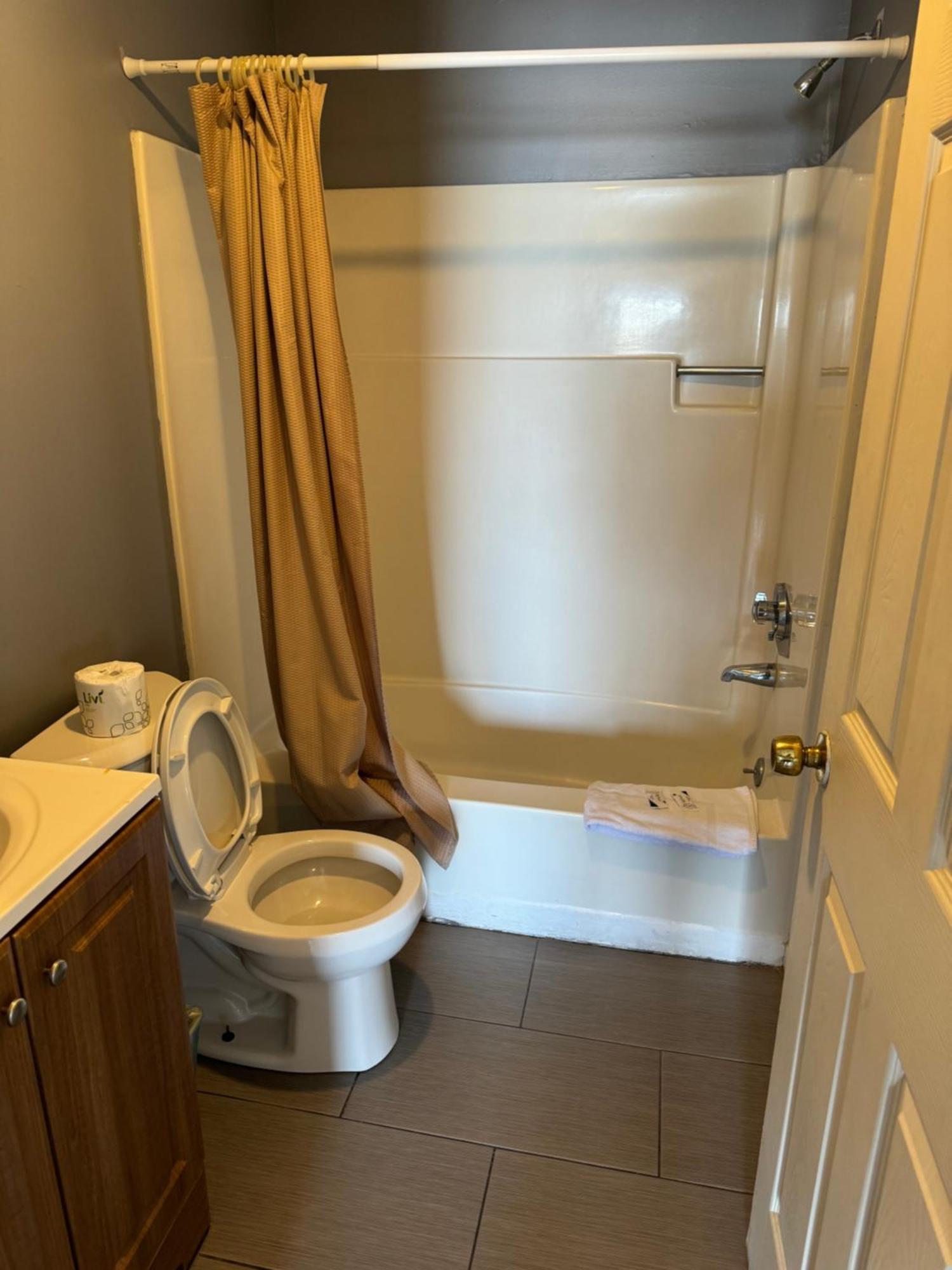 12 Ashworth Ave Suites Hampton Extérieur photo